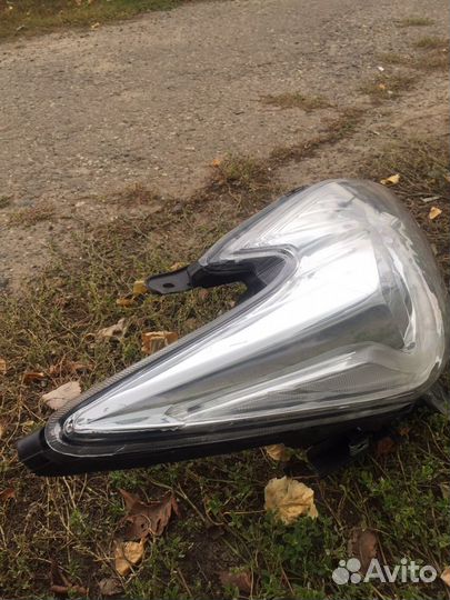 Фара передняя левая Toyota prius