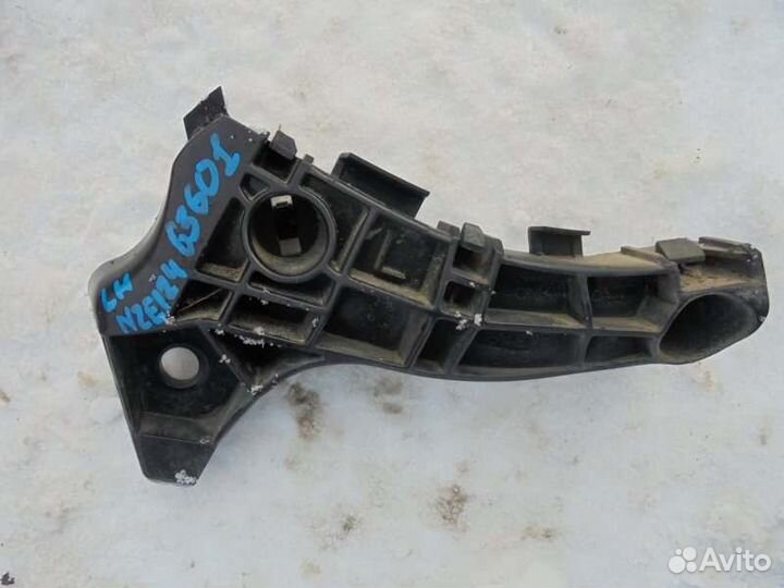 Крепление бампера переднее левое Toyota Corolla