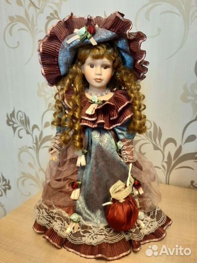 Кукла фарфоровая 40 см