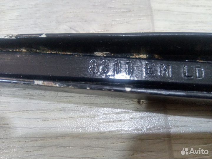 Поводок стеклоочистителя передний левый Nissan