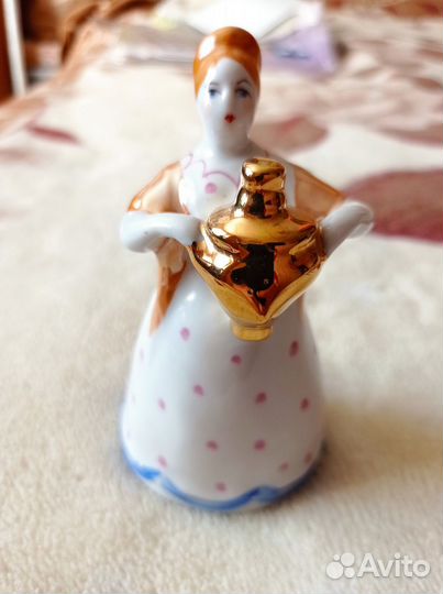 Статуэтка Девушка с самоваром