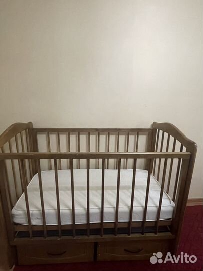 Детская кроватка с продольным маятником и ящиком