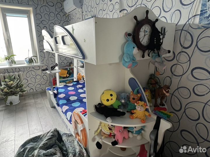 Детская кровать двухъярусная с лестницей