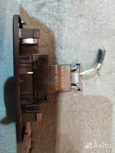 Рамка магнитолы Volkswagen Tiguan 5N1