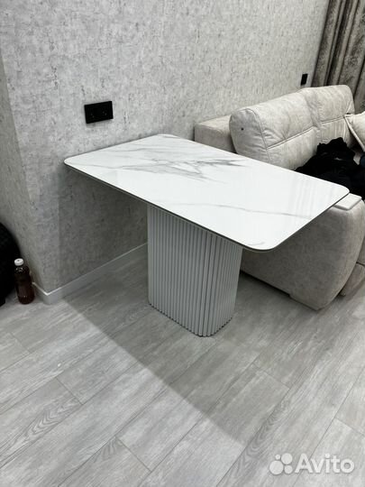 Стол из керамогранита