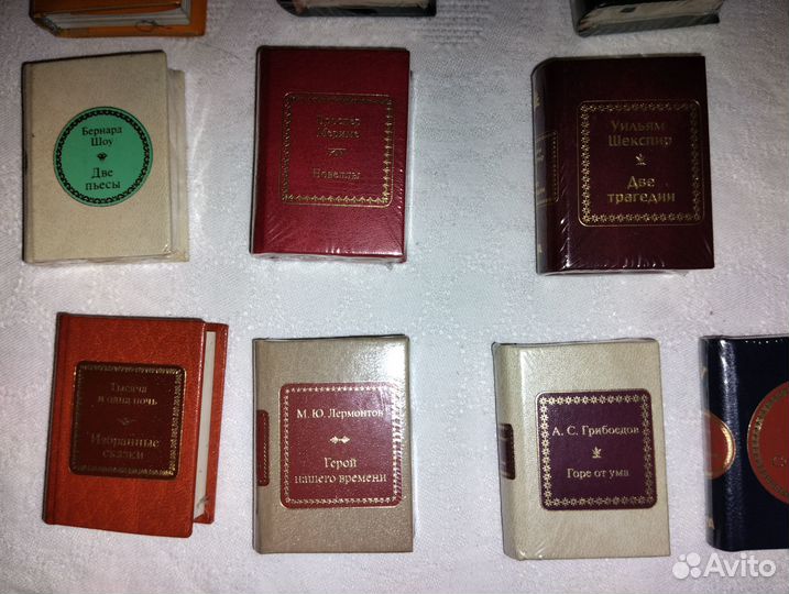 Коллекция миниатюрных книг