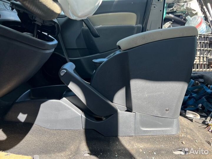 Подлокотник Renault Kangoo KW0Y K7M750 2012