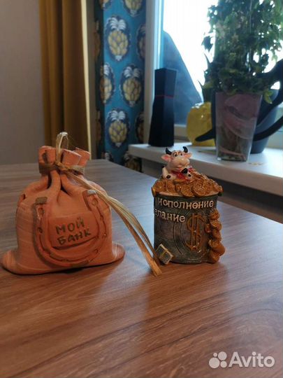 Статуэтки сувениры копилки