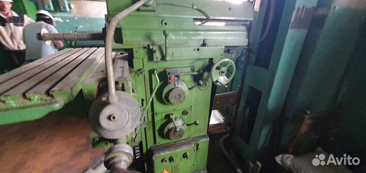 Фрезерный универсальный станок 676