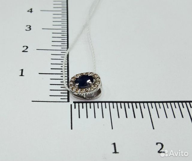 Золотая подвеска с камнем