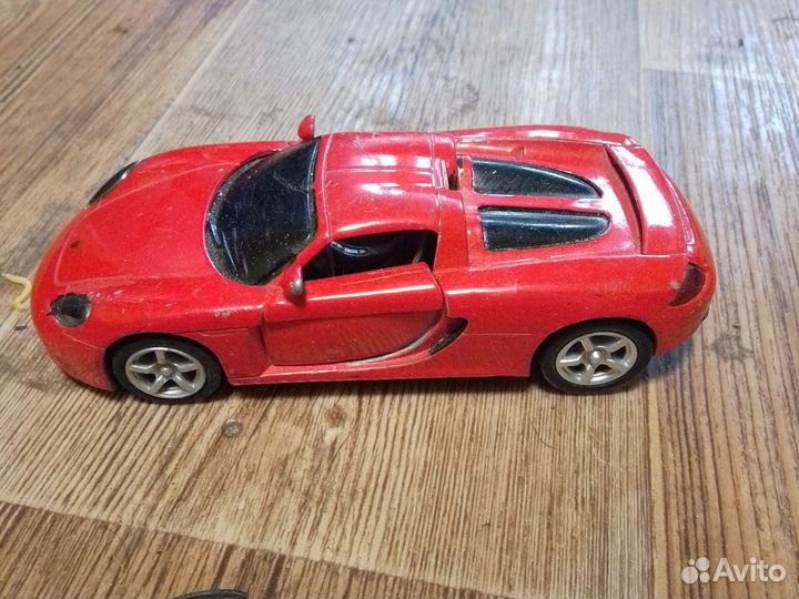 Игрушечная машинка