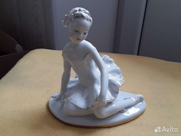 Статуэтка юная балерина