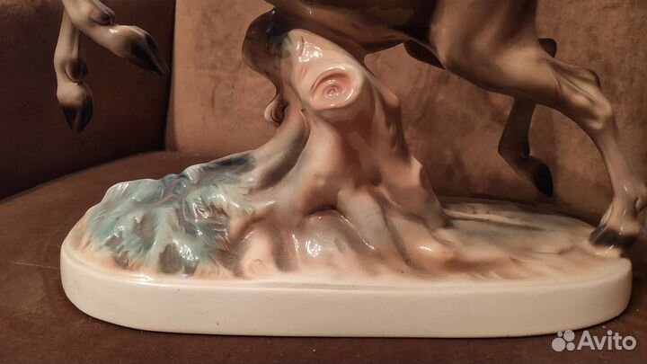Фарфоровая статуэтка 