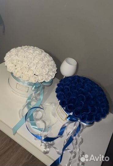 Букет синие и белые мыльные розы