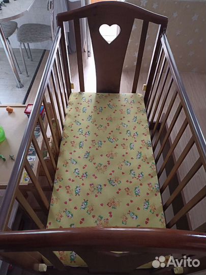 Детская кроватка с маятником