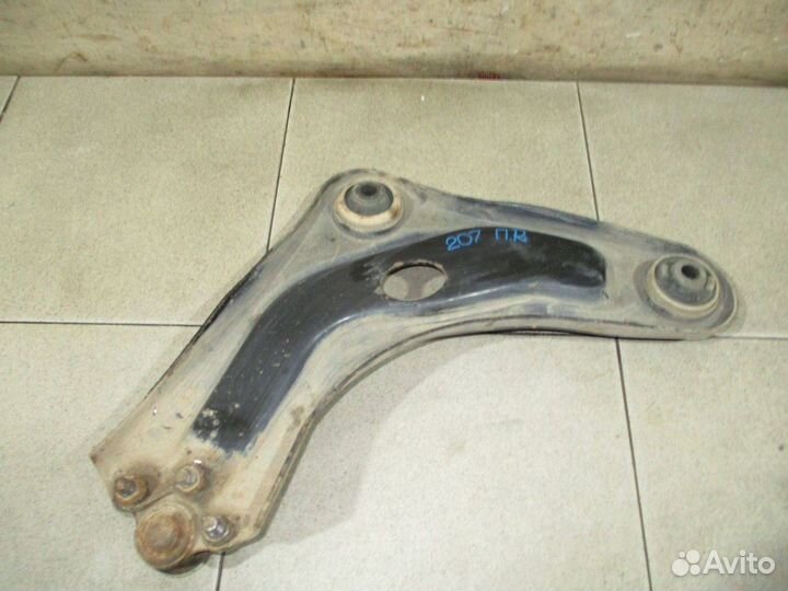 Рычаг передний правый Peugeot 207