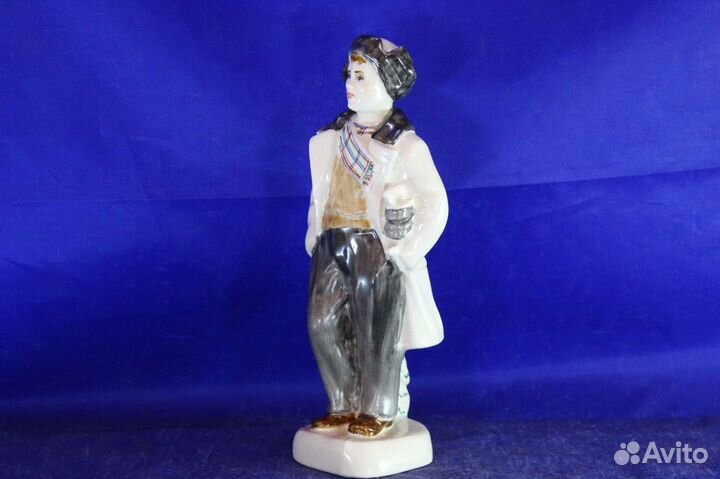 Статуэтка фарфоровая Мальчик с коньками модель лфз