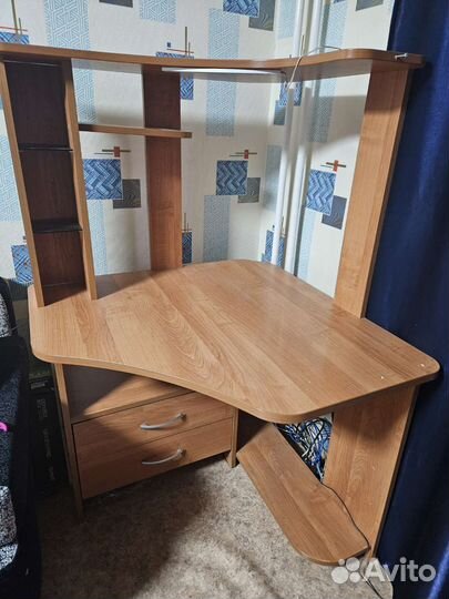 Компьютерный стол и кресло