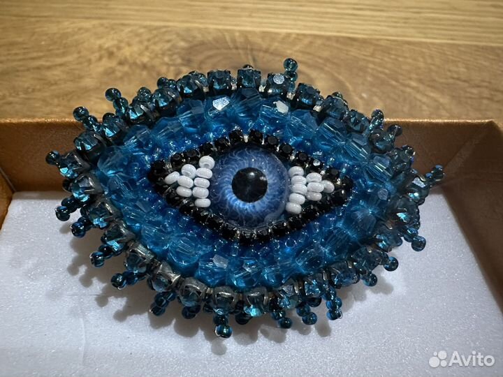 Брошь глаз из бисера и страз