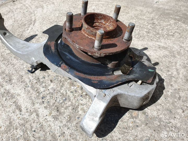 Кулак передний правый (Ступица ) для Nissan Fuga