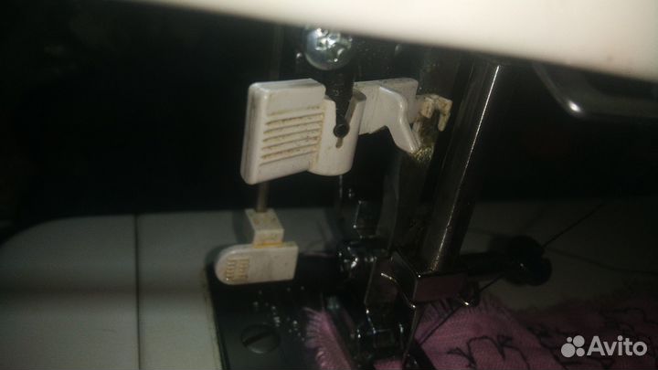 Швейная машина Janome шьёт