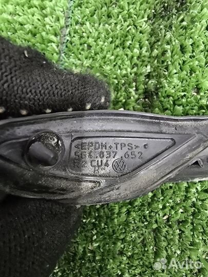 Уплотнитель двери передний правый Volkswagen Golf