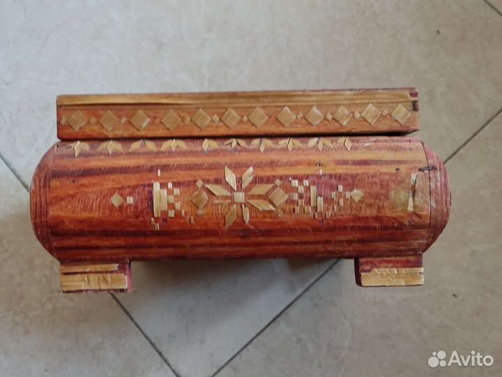 Деревянная шкатулка