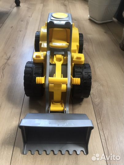 Трактор с ковшом большой