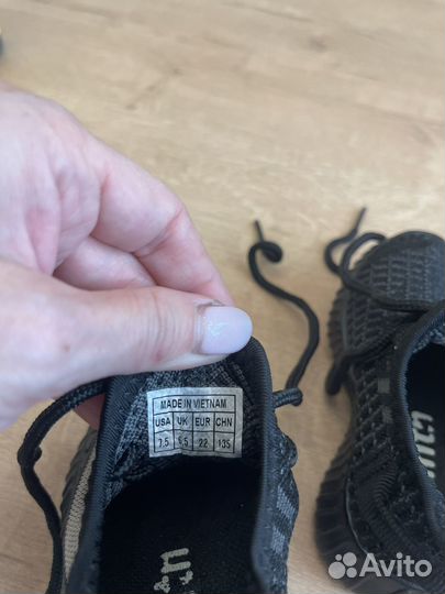 Детские кроссовки изики