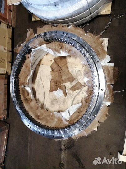 Опорно поворотный круг Komatsu PC220-7