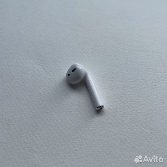 Правый наушник AirPods