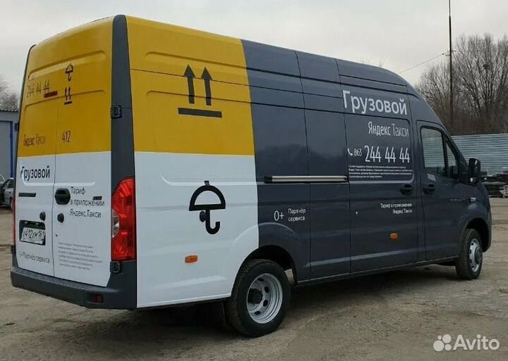 Водитель на личном грузовом автомобили