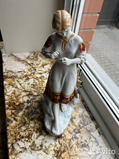 Фарфоровая статуэтка гадание на ромашке