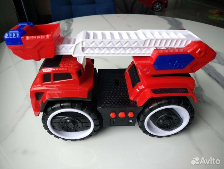 Машина пожарная игрушечная