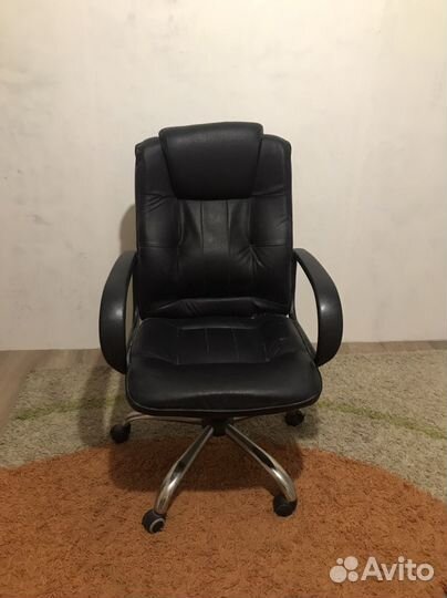 Офисное кожаное кресло