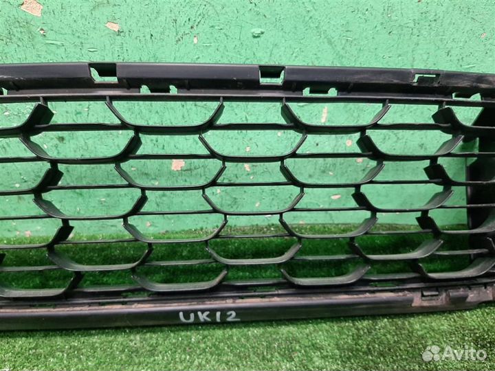 Решетка в бампер центральная Renault Duster 2017