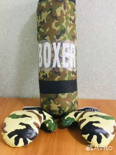 Боксерская груша и перчатки