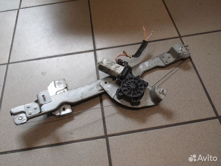 Стеклоподъемник передний правый Рено Сандеро 1