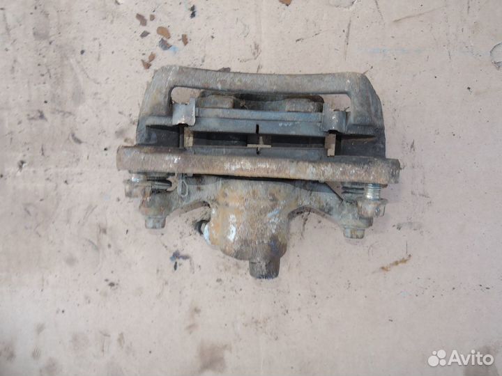 Суппорт задний правый Mitsubishi Galant viii 97-03