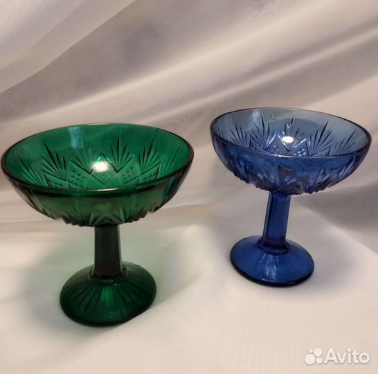 Ваза. Вазочка на ножке. Цветное стекло.Воровского