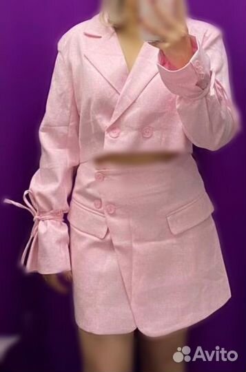 Розовый костюм юбка и пиджак