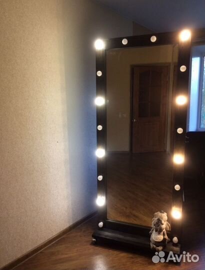 Гримерное зеркало с лампочками