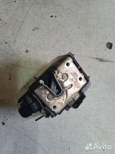 Замок двери передний левый Volkswagen Golf 3