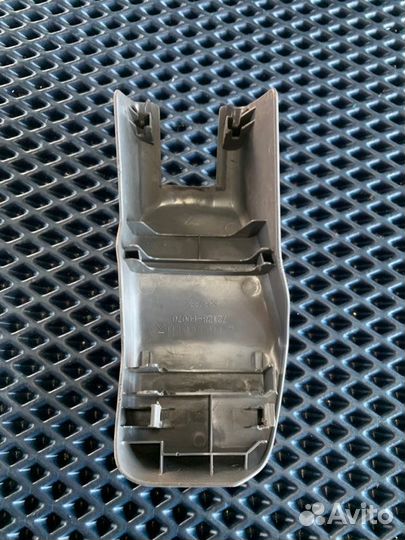 Крышка петли сиденья лев. перед. Toyota Land Cruis