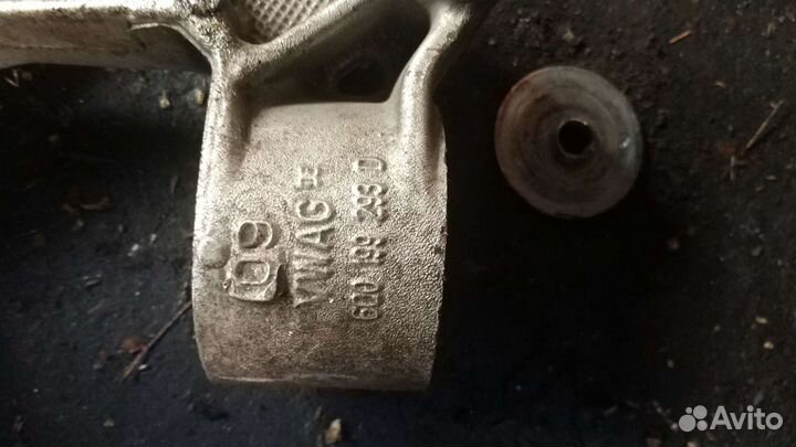 Кронштейн переднего левого рычага Audi VW Skoda