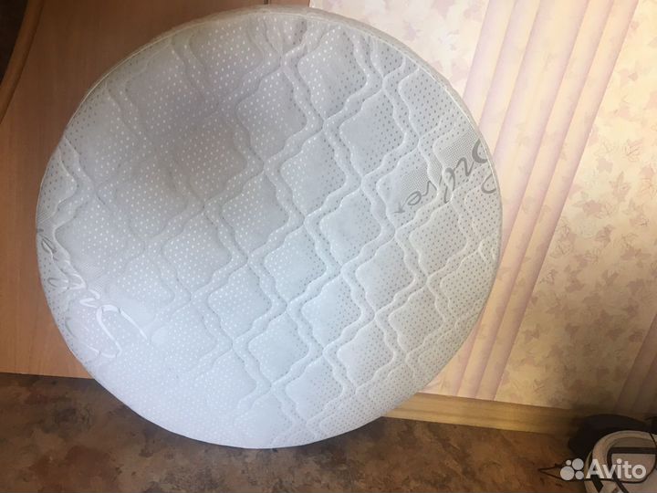 Матрас на детскую круглую кроватку с наматрасником