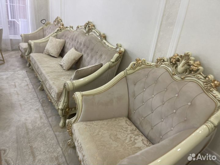 Мебель и журнальный стол