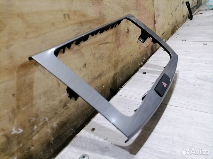 Рамка магнитолы с кнопкой аварийки VW Passat B7