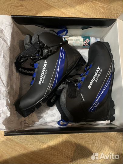 Новые лыжи с палками и ботинками 38-39 размер