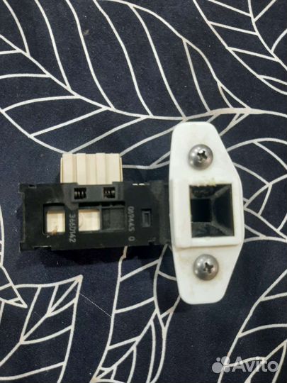 Замок на дверцу стиральной машины Самсунг